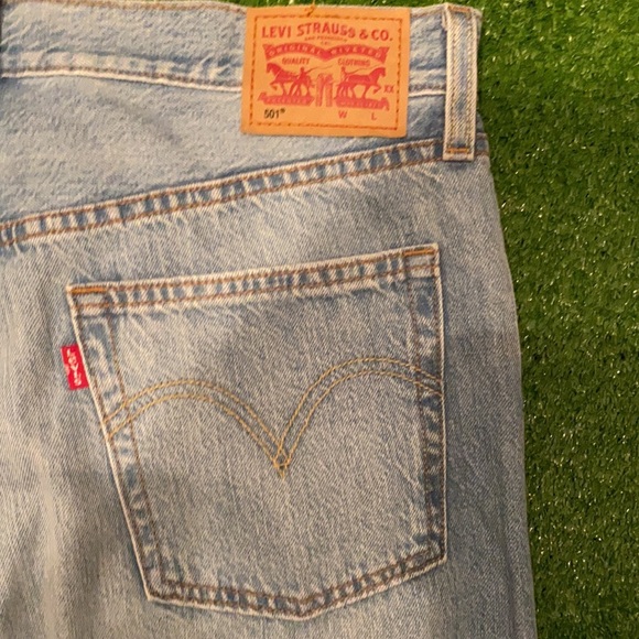 Levi’s Distressed Jeans - Picture 3 of 3